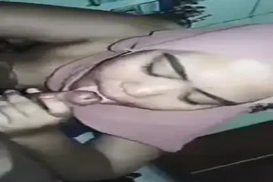 Jilbab Pink Kulum Kontol Ganas Sampai Basah